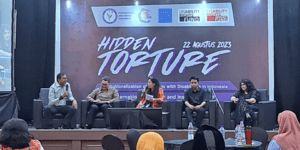 Para pembicara di seminar internasional 'Hidden Torture: Penyiksaan yang Tersembunyi di Panti Rehabilitasi Mental di Indonesia'. Seminar dan pameran ini mengisahkan kondisi mengenaskan panti sosial di Indonesia yang diskriminatif terhadap orang dengan disabilitas mental. Seminar berlangsung di SMESCO Convention Hall, Selasa (22/8/2023). (dok. Konde.co)
