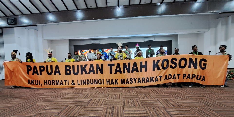 Kelompok masyarakat adat Papua di Konferensi Tenurial 2023, Gedung Serbaguna Senayan, Jakarta pada Senin (16/10/2023). (Foto: dok. Konde.co/Salsabila Putri Pertiwi)