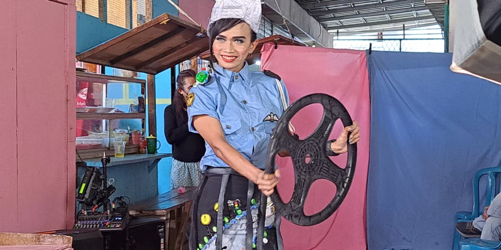 Kostum Trans Super Heroes yang dipamerkan dalam 'Karnaval Kostum Daur Ulang Sampah Trans Super Heroes Season 2' di Pasar Pos Duri, Minggu (17/12/2023). (Foto: dok. Konde.co/Salsabila Putri Pertiwi)