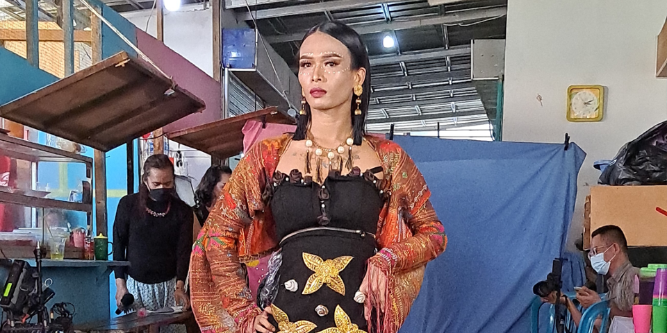 Sandang, karakter Trans Super Heroes dalam 'Karnaval Kostum Daur Ulang Sampah Trans Super Heroes Season 2' di Pasar Pos Duri, Minggu (17/12/2023). (Foto: dok. Konde.co/Salsabila Putri Pertiwi)