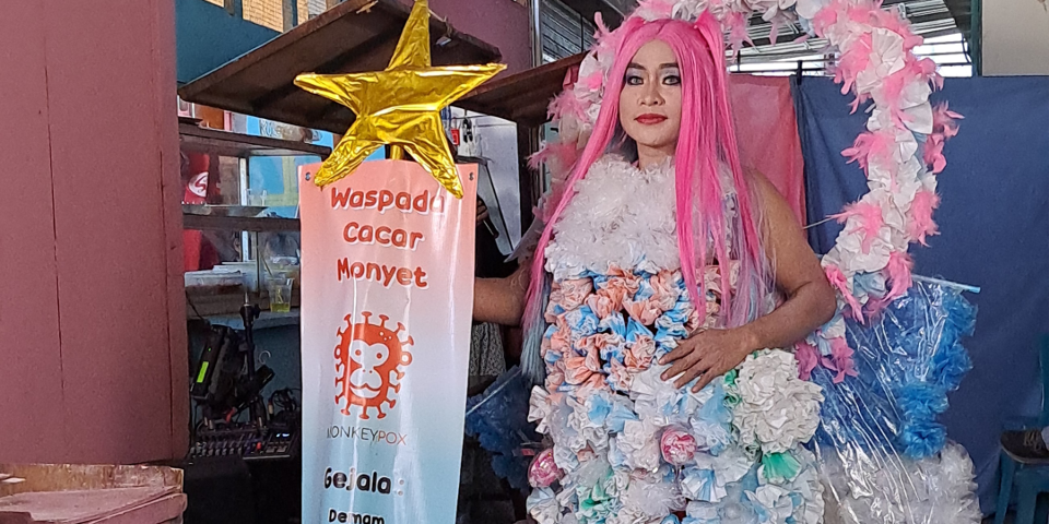 Rafaela, karakter Trans Super Heroes dalam 'Karnaval Kostum Daur Ulang Sampah Trans Super Heroes Season 2' di Pasar Pos Duri, Minggu (17/12/2023). (Foto: dok. Konde.co/Salsabila Putri Pertiwi)