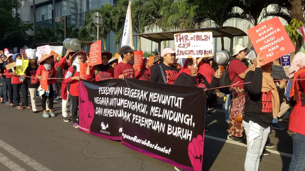 Massa buruh dan PRT menuntut pengupahan layak dan THR di aksi May Day 2018, Jakarta (1/5/2018). (Foto: dok. Salsabila Putri Pertiwi)