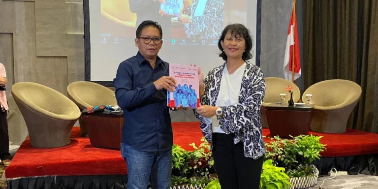 Pemimpin Redaksi Konde.co, Luviana Ariyanti dan Ketua Komisi Pengaduan dan Penegakan Etika Pers, Yadi Hendriana dalam acara peluncuran buku 'Panduan Peliputan Pemilu Perspektif Gender dan Inklusi bagi Jurnalis' oleh Konde.co di Hotel Akmani, Jakarta Pusat, Rabu (24/7/2024). (Foto: dok. Konde.co)