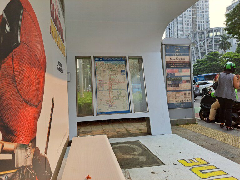 Papan informasi di halte bus non-BRT GBK, Jakarta Pusat, Rabu (24/7/2024). (Foto: dok. Konde.co/Salsabila Putri Pertiwi)