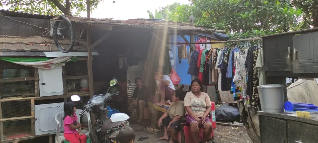 Nia Kurnia dan Wagira, 2 perempuan korban banjir di Bekasi Barat.