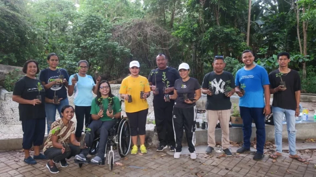 Penanaman Pohon oleh Stakeholder dan Persani (Organisasi Penyandang Disabilitas) di sumber mata air Naeoni-Kupang (Foto: plan-international.org)