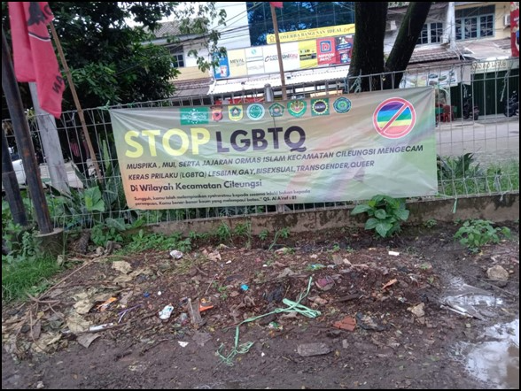 Spanduk penolakan LGBT di daerah Cileungsi. Ragam gender hadapi ancaman perda diskriminatif di tengah kecamuk politik. (dok. pribadi narasumber)