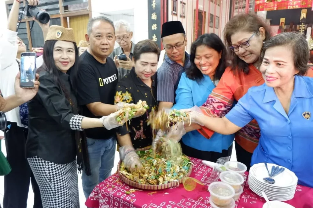 Ritual Rujak Pare Sambal Kecombrang yang dilakukan Perkumpulan Boen Hian Tong Semarang. (sumber foto: Instagram @rasadharmasemarang)