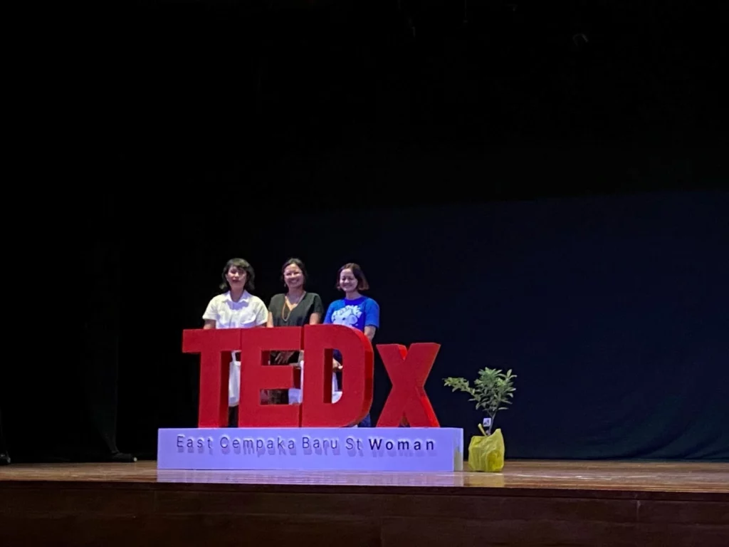 Luviana Ariyanti, Dian Purnomo, Eva Nurcahyani (Kiri ke Kanan) Pasca Gelaran Sesi Perdana TEDxEast Cempaka Putih St. Women di Gedung Kesenian Miss Tjitjih, Minggu (1/12). (Dok: Konde.co)