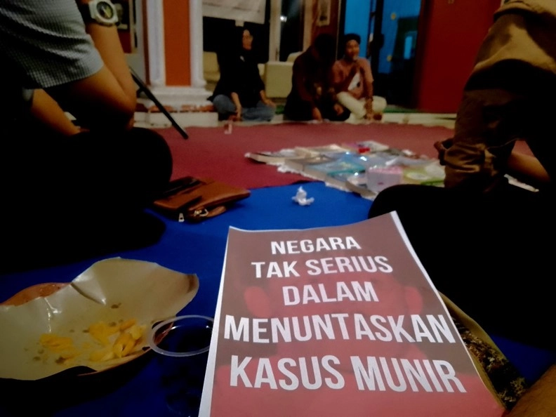 Selebaran poster mengingat Munir Said Thalib saat bedah film Kiri Hijau Kanan Merah (foto: dok. Frendy Marselino)
