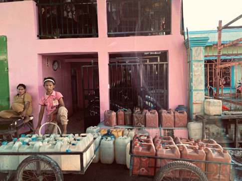 Seorang perempuan di Kecamatan Tallo yang sedang antri mengambil air bersih untuk kebutuhan keluarga (sumber foto: dok. Walhi Sulsel)