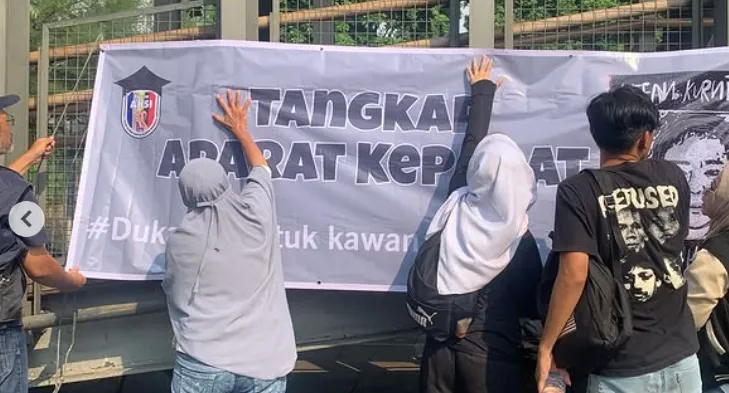 (Aksi mahasiswa di Polda Metro Jaya, 29 Agustus 2025/ Foto: Khoirunnisa Nur Fithria/ Konde.co)