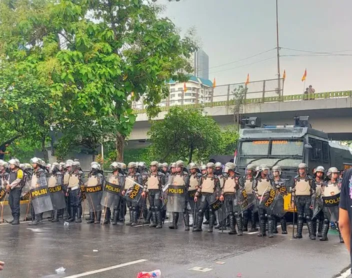 (Polisi di depan Gedung DPR RI, 28 Agustus 2025/ Foto: Anita Dhewy/ Konde.co)