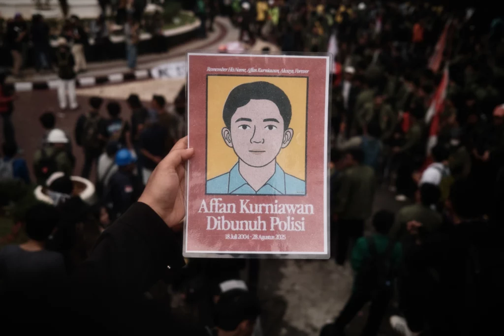 Poster Affan Kurniawan, pengemudi ojol yang tewas dilindas mobil rantis brimob polri. (foto: dok. Esa Setiawan)