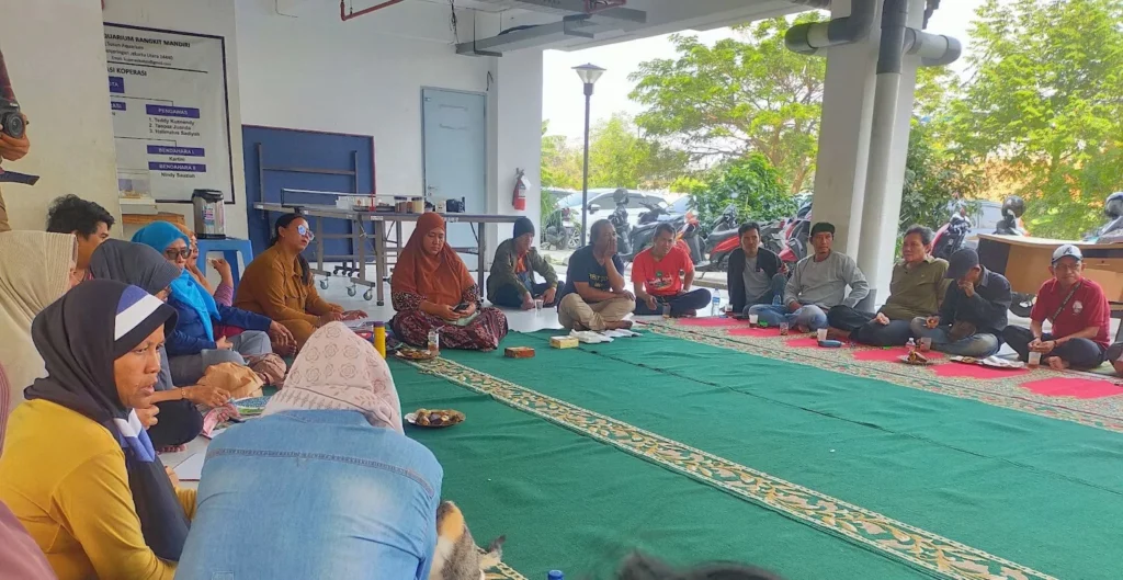 Pengurus Koperasi JRMK mengadakan pertemuan bulanan di Kampung Susun Akuarium, Minggu, 20 Juli 2025. Foto: Anita Dhewy/Konde.co