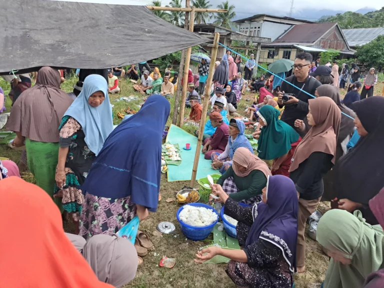 Para perempuan Kaluppini menyiapkan makanan untuk ritual adat, Senin (26/5/2025). Ketahanan pangan menjadi isu yang dihadapi masyarakat Kaluppini di tengah perubahan iklim. (foto: dok. Konde.co/Salsabila Putri Pertiwi)
