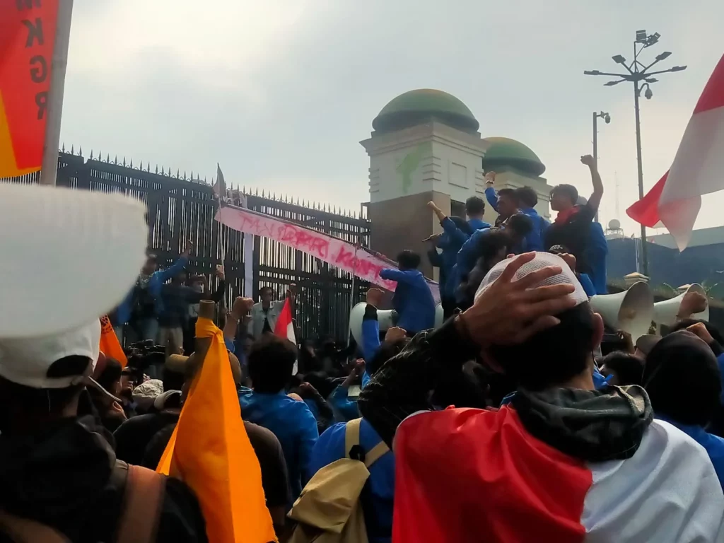 Unjuk rasa elemen mahasiswa dan masyarakat sipil mengkritik kinerja DPR di depan Gedung DPR/MPR RI, Kamis (28/8/2025). (sumber foto: dok. Konde.co/Anita Dhewy)