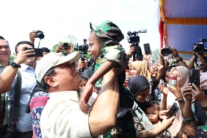 Prabowo menggendong seorang anak di Papua (sumber foto: situs Kementerian Pertahanan Republik Indonesia)