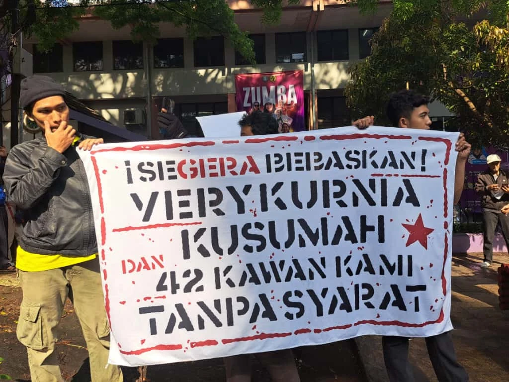 Spanduk menuntut pembebasan Very Kurnia dan 42 tahanan pasca-aksi Agustus di Cihampelas, Bandung, Jumat (10/10/2025). (foto: dok. Salsabila Putri Pertiwi/Konde.co)