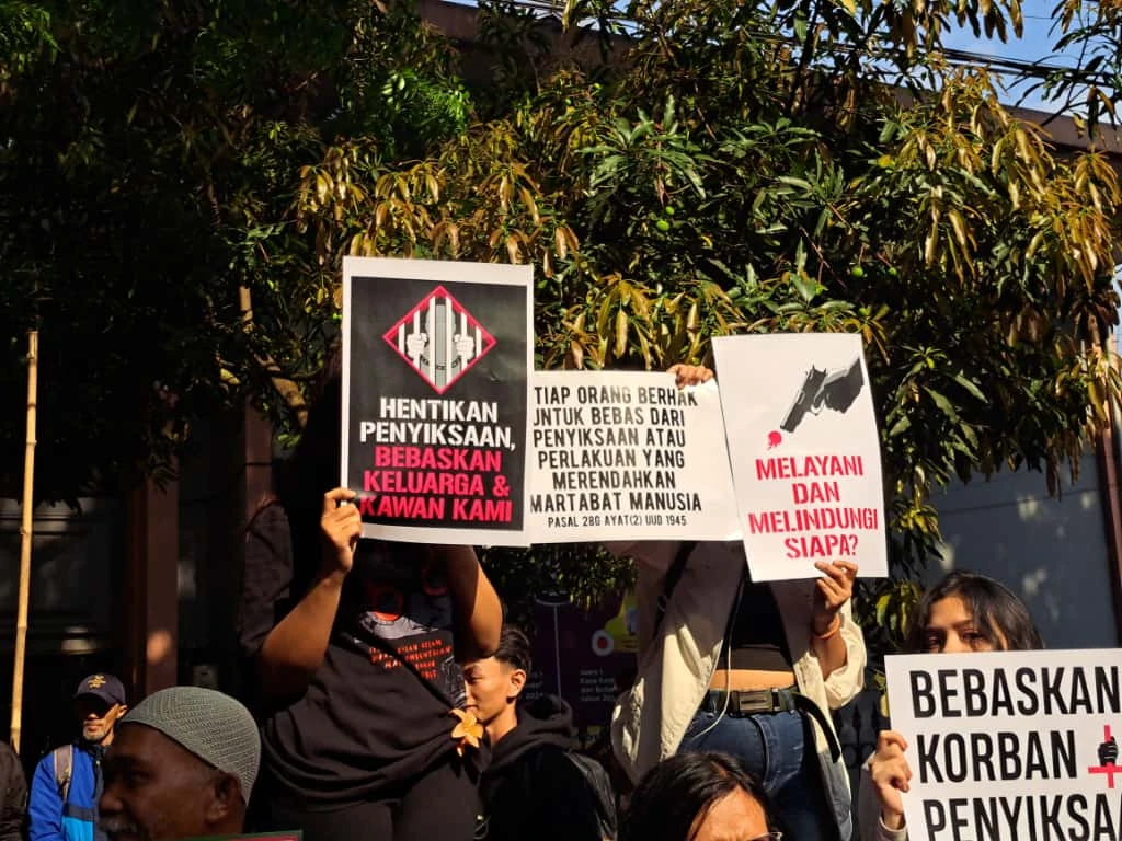Aksi solidaritas memprotes penangkapan sewenang-wenang dan dugaan kekerasan terhadap tahanan pasca-aksi Agustus 2025. (dok. Salsabila Putri Pertiwi/Konde.co)