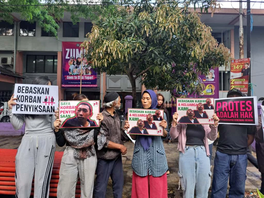 Iyen, Tatang, dan dua adik perempuan Very Kurnia (Ei) mengikuti aksi solidaritas menuntut pembebasan dan pemenuhan hak Ei dan para tahanan pasca-aksi Agustus lainnya di Cihampelas, Bandung pada Jumat (10/10/2025). (dok. Salsabila Putri Pertiwi/Konde.co)