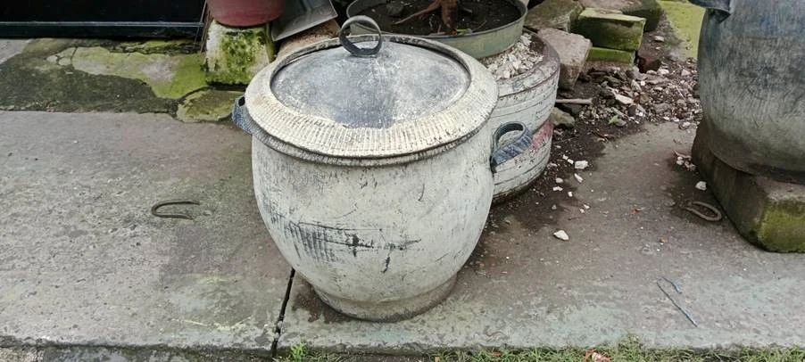 Tempat sampah seragam di tiap rumah Surabaya yang berukuran kecil diangkut seminggu 3 kali saja. (Ika Ariyani/Konde.co)
