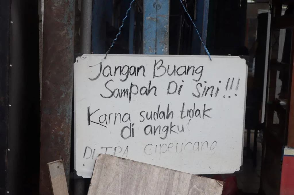 Papan larangan untuk tidak membuang sampah di dekat ruko di daerah Serpong, Tangerang Selatan yang menyangkut pada protes penutupan TPA Cipeucang. (16/1) (Luthfi Maulana A/Konde.co)