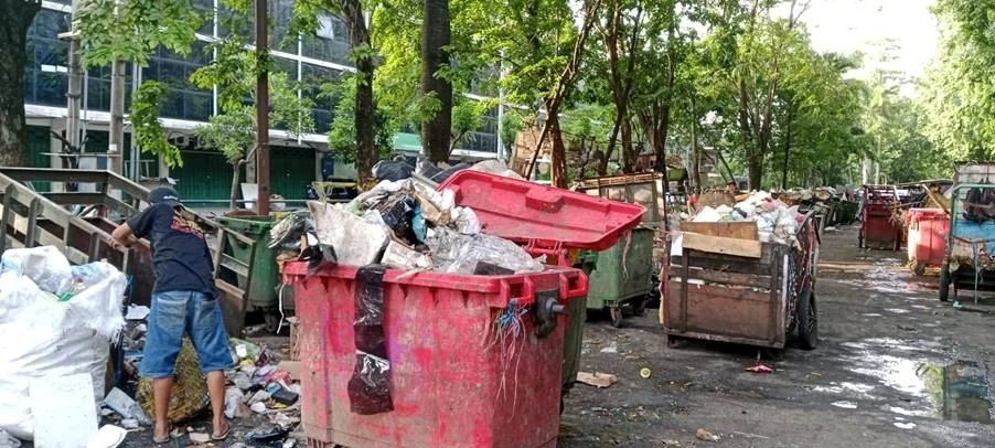 Kondisi TPS Bratang yang penuh dengan gerobak sampah dari hulu. (Ika Ariyani/Konde.co)