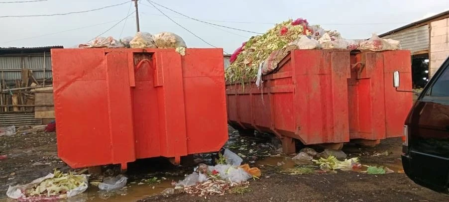 Penumpukan sampah yang tidak terpilah di TPS Pasar Mangga Dua Surabaya. (Foto: Ika Ariyani/Konde.co)