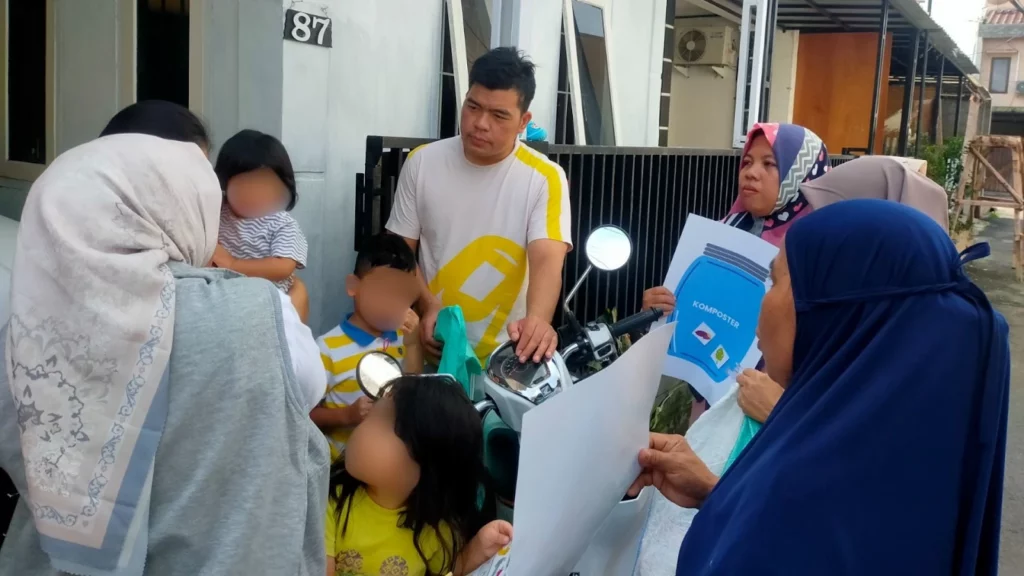 Ibu-ibu Kompak melakukan edukasi pemilahan sampah sembari membagikan tas kantong pilah kepada warga RT 11 Kelurahan Srengseng Sawah, Minggu (25/1/26).
