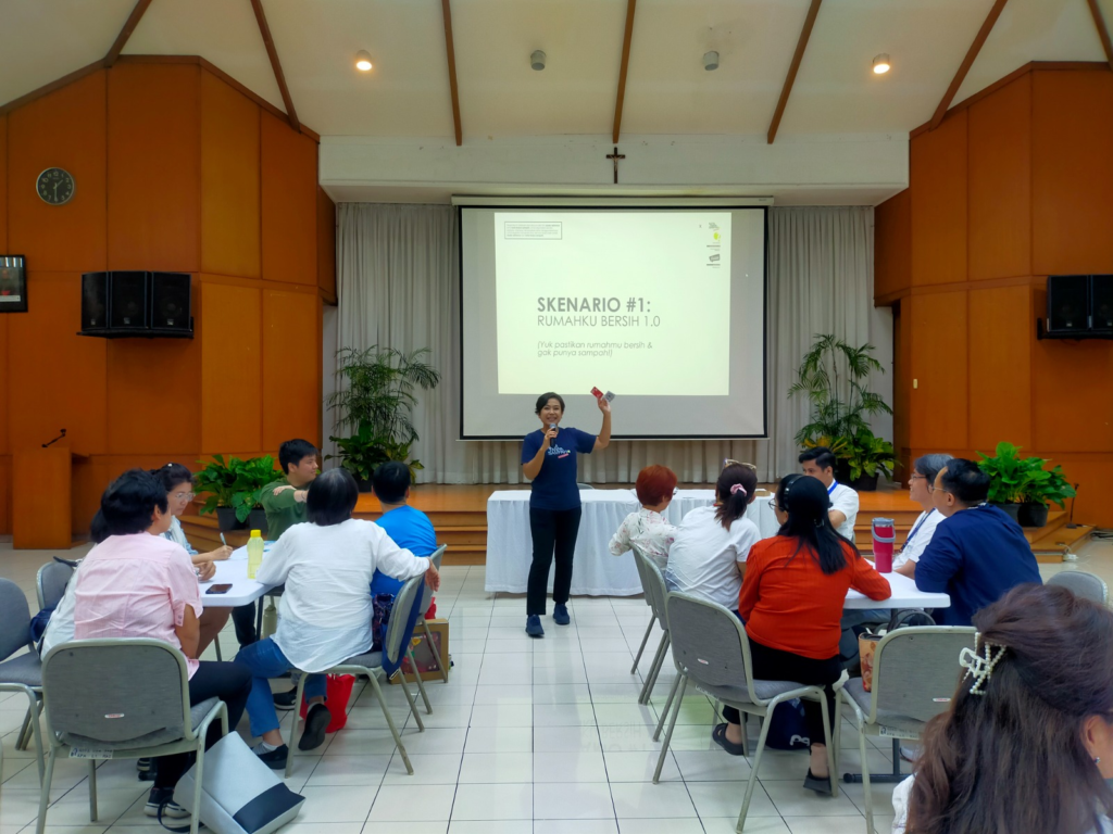 Duta Sadar Lingkungan Paroki Danau Sunter mengikuti workshop SESAWI lewat permainan Kartu Rumah Minim Sampah dengan dipandu Wilma Chrysanti dari Program Kota Tanpa Sampah-LabTanya, Minggu (25/1/26).
