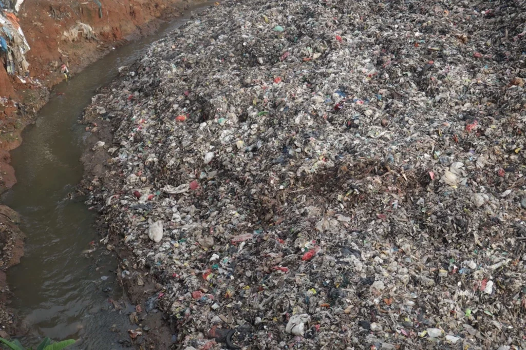 Tumpukan limbah di TPA Cipeucang, Tangerang Selatan, yang kini telah ditutup. Sampah masih dibiarkan dalam open dumping yang melebihi kapasitas (16/1). (Luthfi Maulana A/Konde.co)