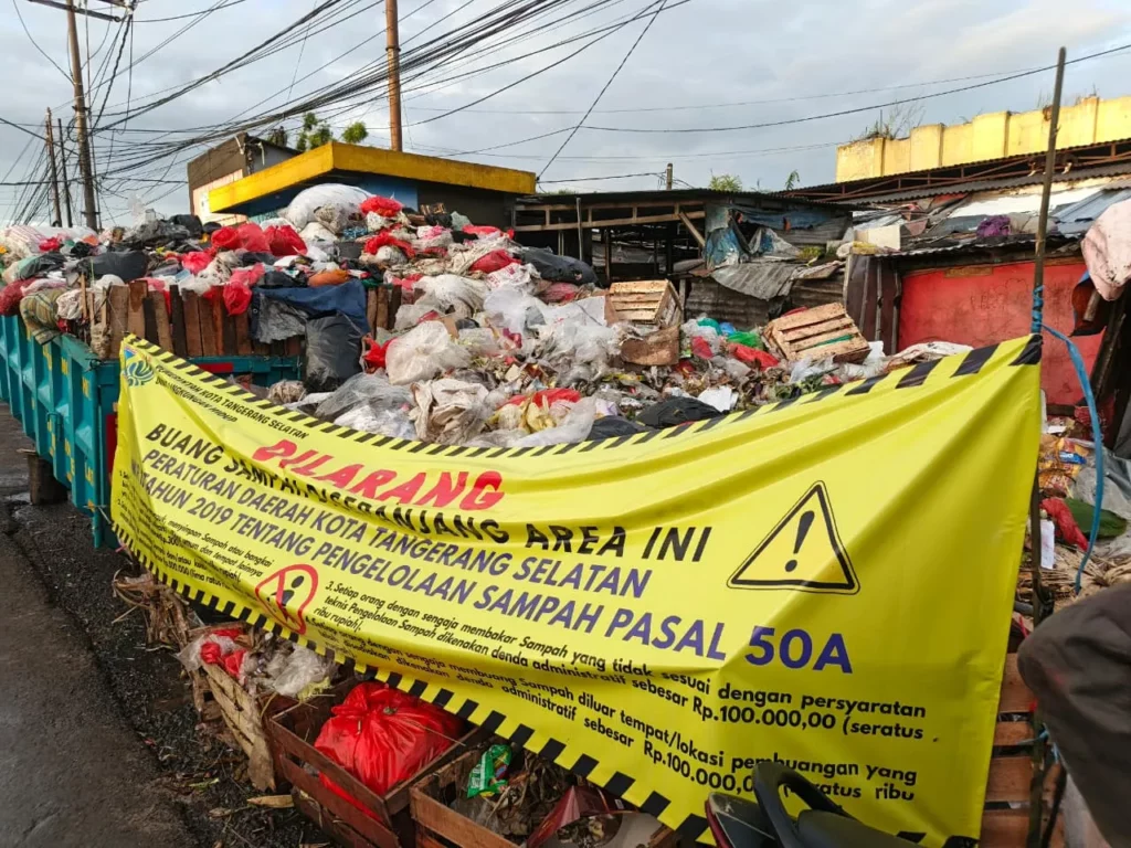 Penumpukan sampah di sekitaran Jombang, Tangerang Selatan yang merupakan akibat dari penutupan TPA Cipeucang. Sampah masih dibiarkan dan ditutup panduk larangan membuang sampah di area tersebut. (16/1) (Luthfi Maulana A/Konde.co)
