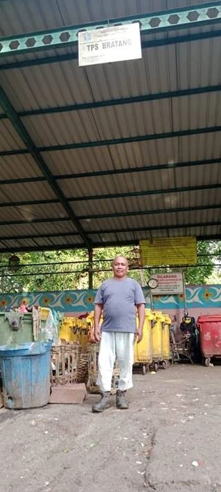 Supriadi, penjaga TPS Bratang yang sedang bertugas mengelola sampah. (Ika Ariyani/Konde.co)