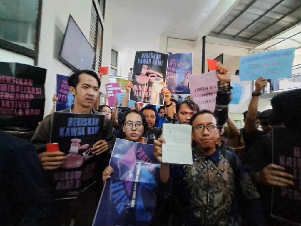 Gerakan Muda Lawan Kriminalisasi (GMLK) memprotes putusan sidang praperadilan tahanan politik pasca-aksi Agustus 2025: Delpedro, Muzaffar, Syahdan, dan Khariq di PN Jakarta Selatan. (foto: dok. Salsabila Putri Pertiwi/Konde.co)