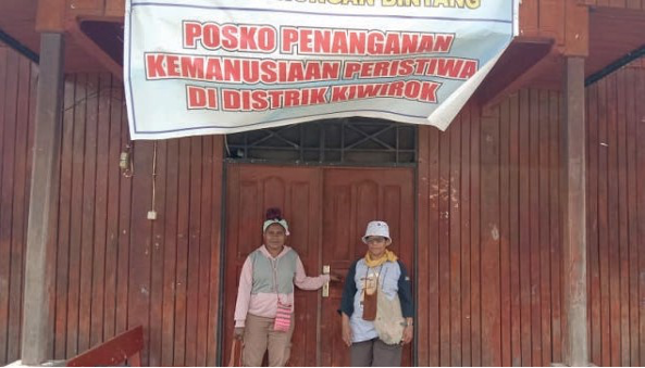(There (kiri) bersama rekan jurnalisnya saat peliputan di posko pengungsian konflik bersenjata Kiwirok, Pegunungan Bintang. Dok: Pribadi)