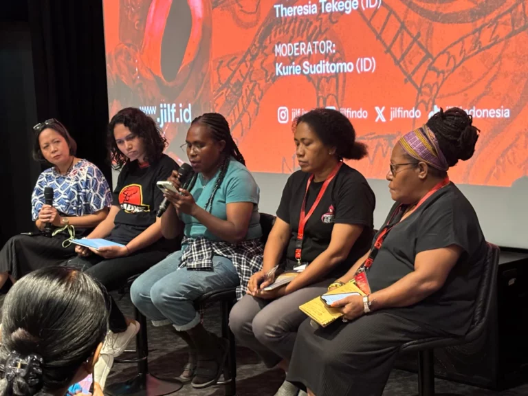 (Keempat perempuan Papua yang menjadi narasumber dalam JILF 2025, dari paling kanan Esther Haluk, Angela Flassy, Theresia Tekege, dan Septina Layan. Dok: Nurul Nur Azizah)