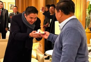Presiden RI Prabowo Subianto memberikan kue ulang tahun kepada Seskab Teddy Indra Wijaya. (sumber foto: Instagram @agung_surahman)
