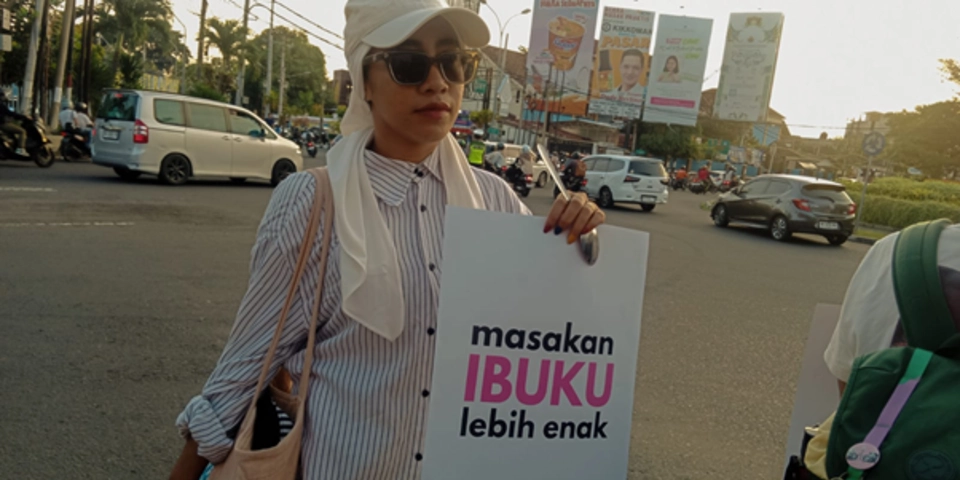 Para ibu dan perempuan berdemo menuntut akuntabilitas terkait Makan Bergizi Gratis (MBG)