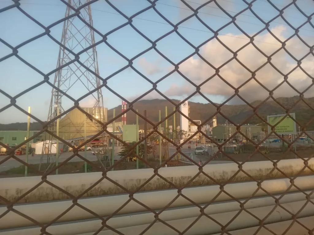 Aktivitas smelter tambang emas PT AMMAN Mineral di Maluk, NTB, yang merugikan warga khususnya perempuan (foto: dok. LBH APIK NTB)