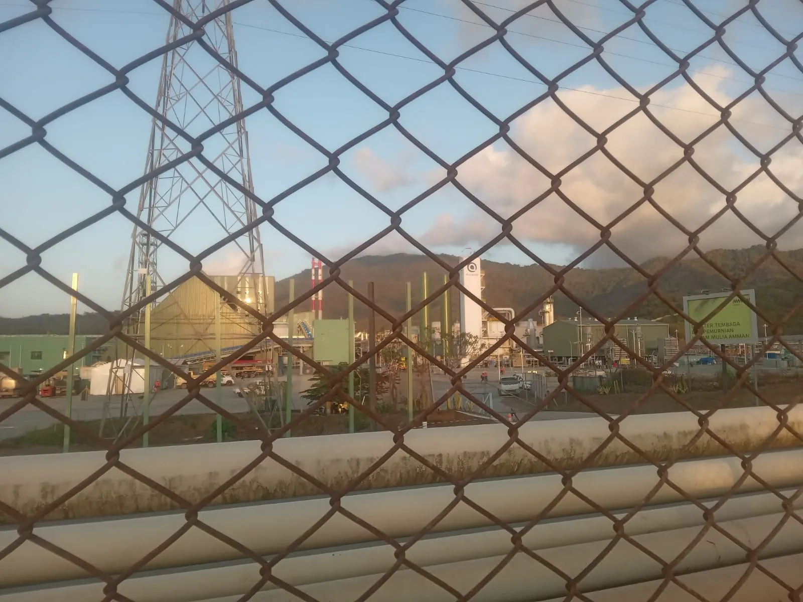 Aktivitas smelter tambang emas PT AMMAN Mineral di Maluk, NTB, yang merugikan warga khususnya perempuan (foto: dok. LBH APIK NTB)