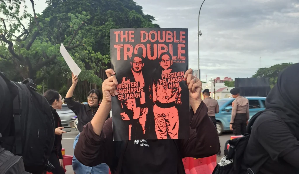 Poster Fadli Zon dan Prabowo Subianto berdiri berdampingan sebagai pelanggar HAM dan penyangkal sejarah Mei 1998 untuk 28 tahun Reformasi, Kamis, 13 November 2025. (foto: dok. Salsabila Putri Pertiwi/Konde.co)