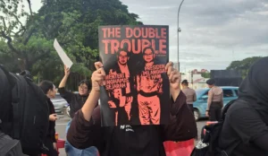 Poster Fadli Zon dan Prabowo Subianto berdiri berdampingan sebagai pelanggar HAM dan penyangkal sejarah Mei 1998 untuk 28 tahun Reformasi, Kamis, 13 November 2025. (foto: dok. Salsabila Putri Pertiwi/Konde.co)