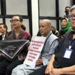 Wiwin (tengah) bersama Ita Fatia Nadia (paling kanan) saat di persidangan PTUN Jakarta Timur. (Foto: Nurul Nur Azizah/Konde.co)