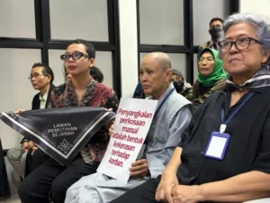 Wiwin (tengah) bersama Ita Fatia Nadia (paling kanan) saat di persidangan PTUN Jakarta Timur. (Foto: Nurul Nur Azizah/Konde.co)
