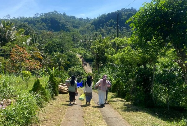 Three women walked at Krecek, Temanggung, as they joined Nyadran Perdamaian. (Photo: doc. Nora Wang)