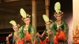 Didik Nini Thowok menari di Indonesian Dance Festival 2024 (sumber foto: Indonesian Dance Festival)