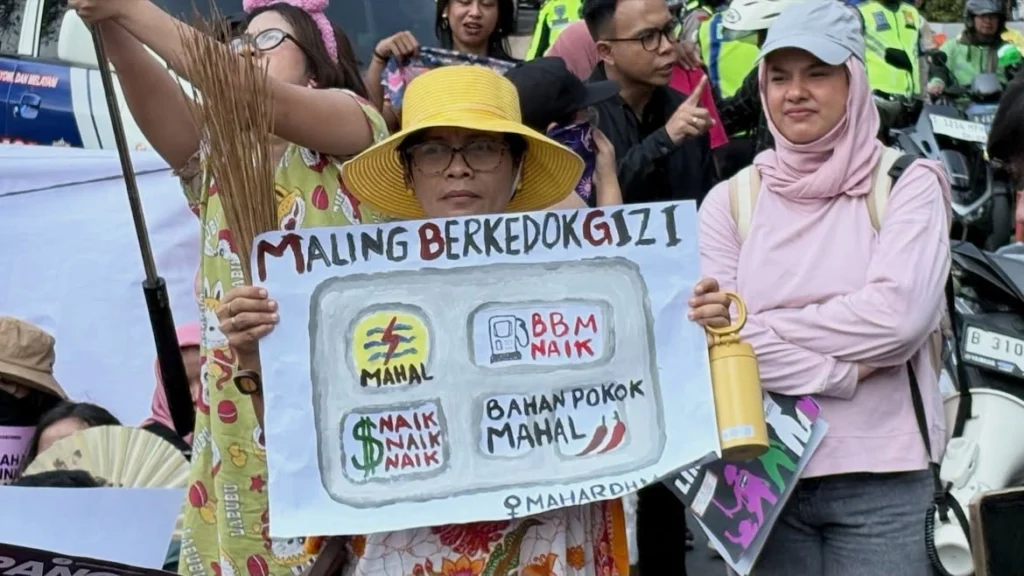 Aksi Aliansi Perempuan Indonesia (API) menolak program-program kekuasaan yang meningkatkan kerentanan berlapis perempuan. (foto: dok. Khoirunnisa Nur Fitria/Konde.co)