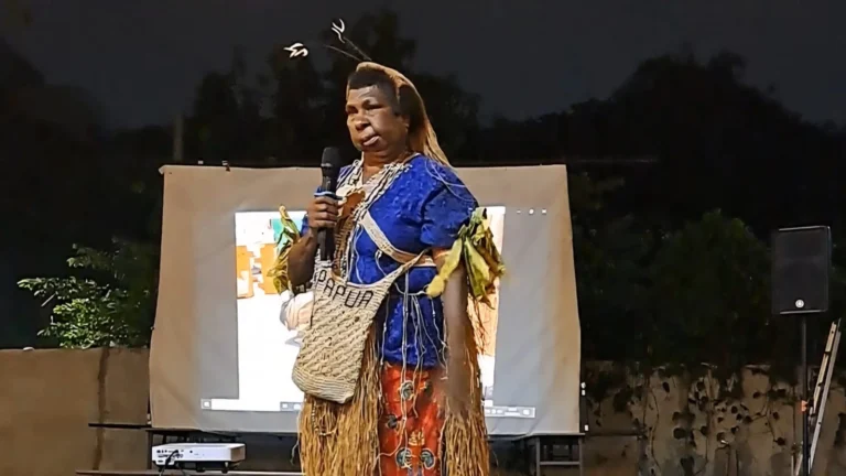 Mama Yasinta Moiwend di malam solidaritas untuk Papua di kantor YLBHI, Jakarta, 19 Oktober 2024. (foto: dok. Salsabila Putri Pertiwi/Konde.co)