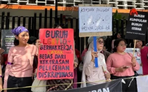 Poster mendesak inklusivitas bagi buruh LGBTQIA+ di tengah Perda diskriminatif dalam aksi Hari Buruh Sedunia oleh Aliansi Perempuan Indonesia, 1 Mei 2026 (foto: dok. Konde.co/Khoirunnisa Nur Fitria)